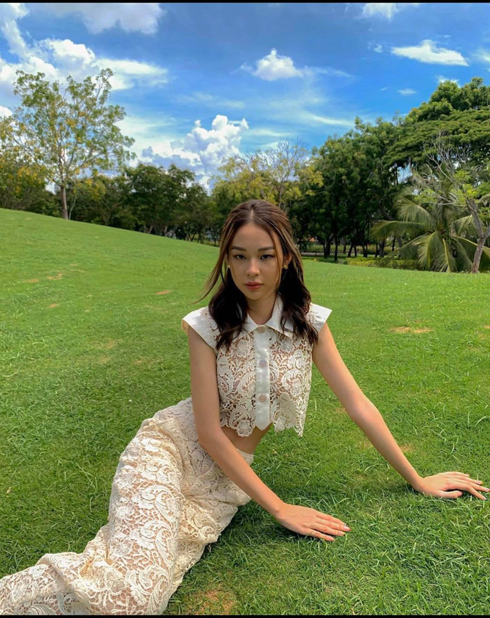 Thần thái sang chảnh cùng set ren thời thượng, trông cô nàng sang trọng như một nàng tiểu thư chính hiệu.