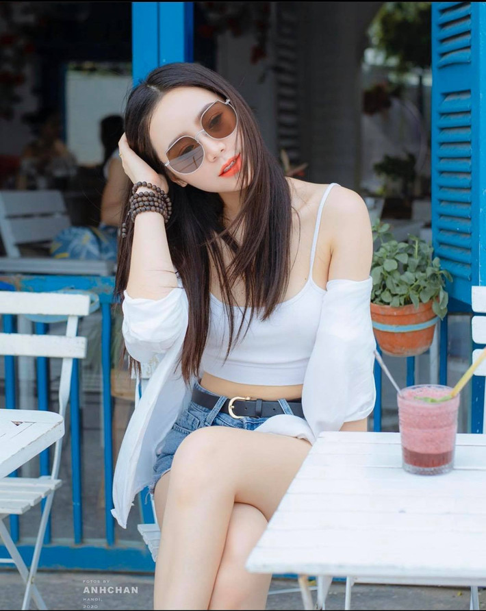 Dù là item đơn giản nhưng vẫn giúp cô nàng trở nên quyến rũ, khoe thân hình hấp dẫn, cân đối.