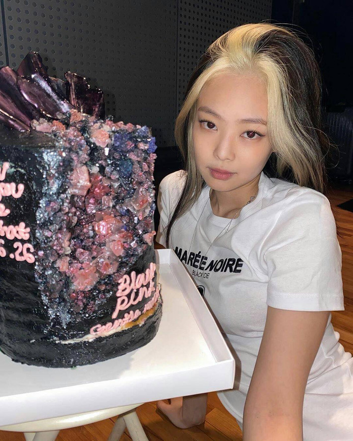 Kiểu tóc nhuộm bạch kim phần mai chất lừ đúng với thương hiệu của cá tính của Jennie, nhìn cô nàng sang chảnh và xinh đẹp vô cùng với kiểu tóc này.