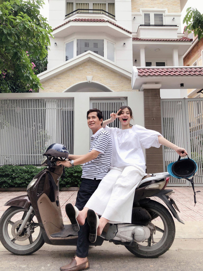 Quần suông, áo tay bồng là item quen thuộc của hội chị em cũng được nữ ca sĩ yêu thích.