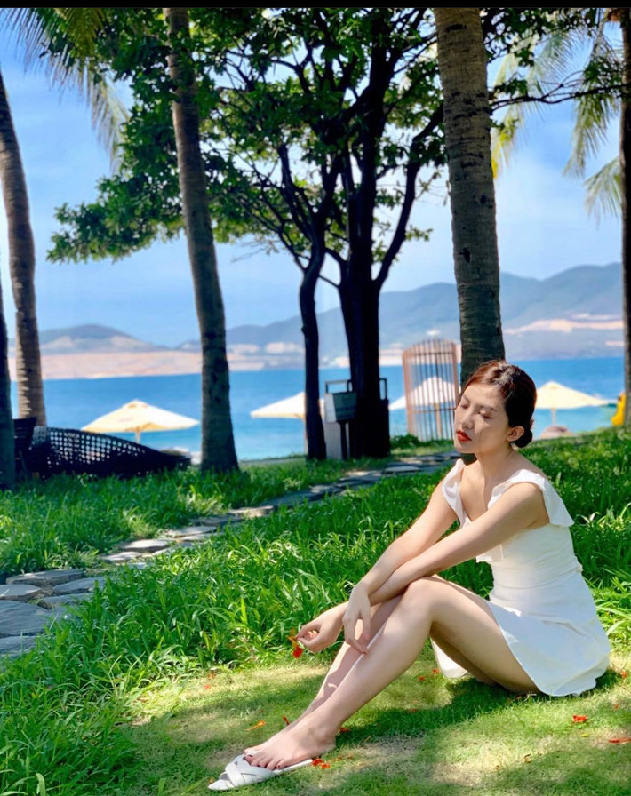 Lương Huyền Thanh sinh năm 1996 tại Thanh Hóa, cô được biết đến khi là thủ khoa của Đại học sân khấu - Điện ảnh năm 2014.