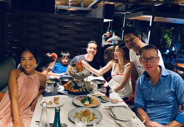 Nữ ca sĩ Đoan Trang đăng tải hình ảnh đi ăn cùng Hồ Ngọc Hà, vòng bụng to lùm xùm của bạn gái Kim Lý vẫn là tâm điểm chú ý của mọi người.