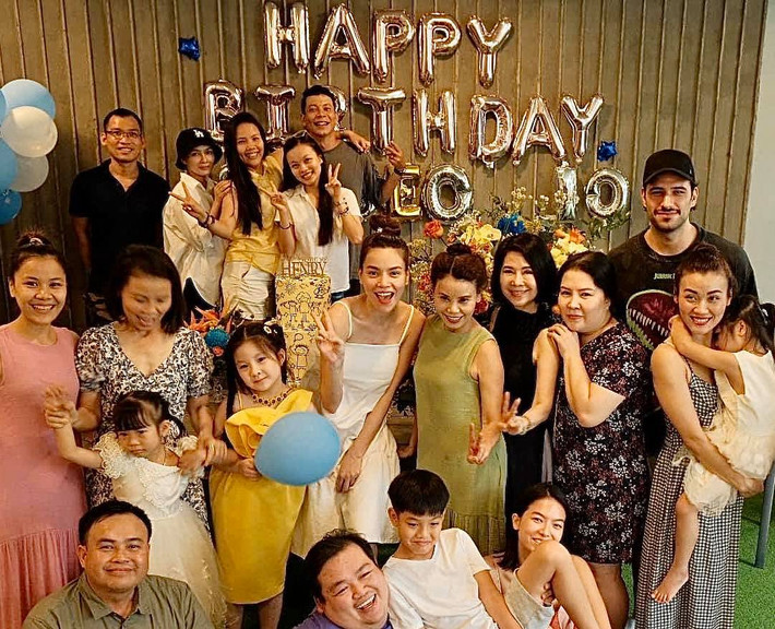 Xuất hiện trong sinh nhật của con trai, vòng 2 to bất thường cũng dần lộ rõ.