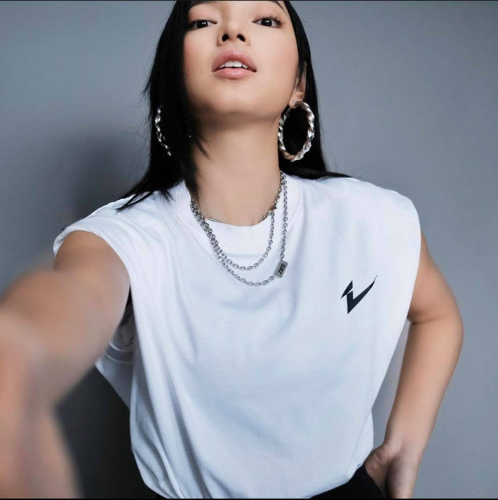Là một fashionista nổi tiếng, Châu Bùi cập nhật ngay xu hướng, kết hợp với phụ kiện nổi bần bật.
