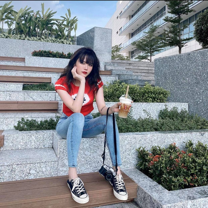 Đôi chân thon dài và thân hình quyến rũ là lợi thế hoàn hảo giúp Bảo Trâm mặc quần jeans cực đẹp.