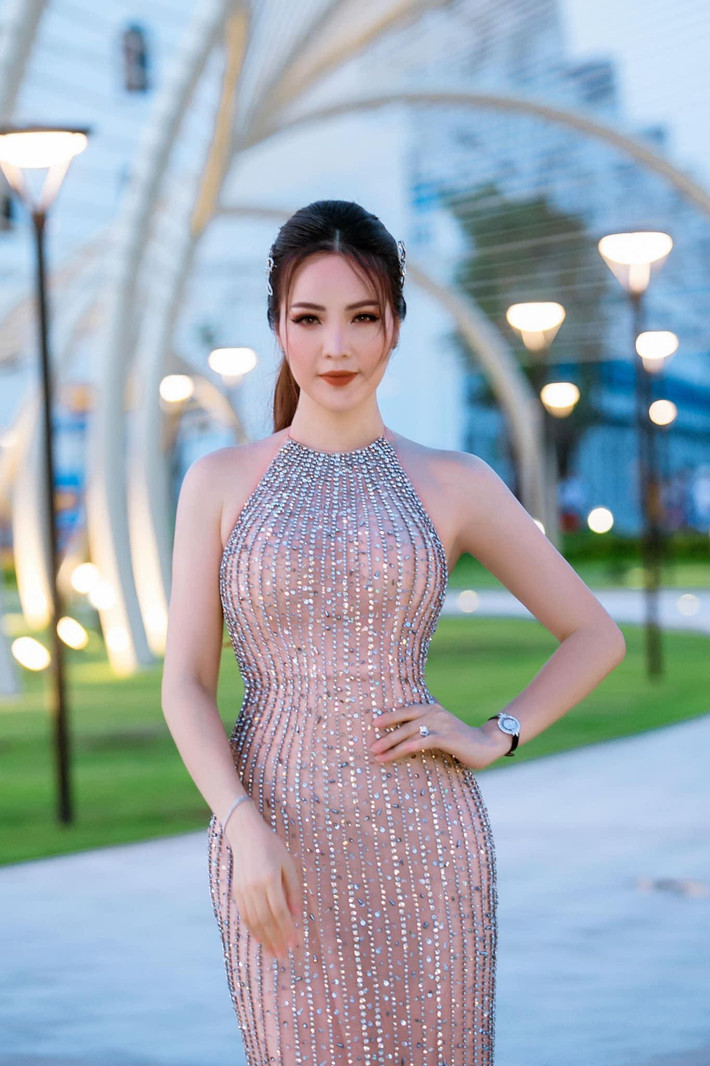 Cô thường xuyên chọn những bộ váy không quá cầu kì mà vẫn nổi bật, tôn lên đường cong cơ thể nuột nà cực chuẩn.