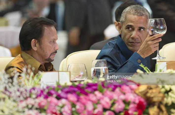 Tổng thống Obama nâng cốc về phía Quốc vương Brunei Hassanal Bolkiah trong đêm gala chào mừng các quan khách tới dự Hội nghị ASEAN tối 7/9.