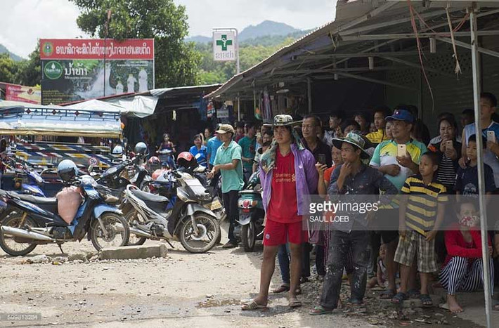 Nhiều người dân địa phương chạy ra đường xem khi đoàn xe hộ tống Tổng thống Obama di chuyển qua để tới chùa Wat Xieng Thong.