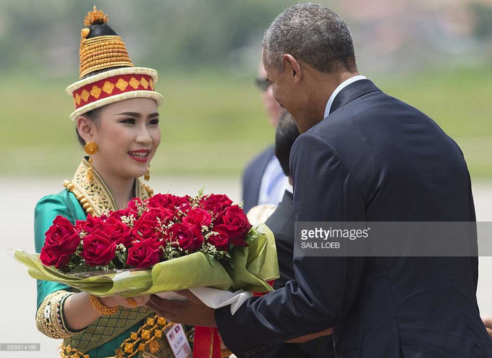 Còn đây là hình ảnh lúc chuyên cơ Air Force One chở ông Obama hạ cánh xuống sân bay ở cố đô Luang Prabang hôm 7/9.