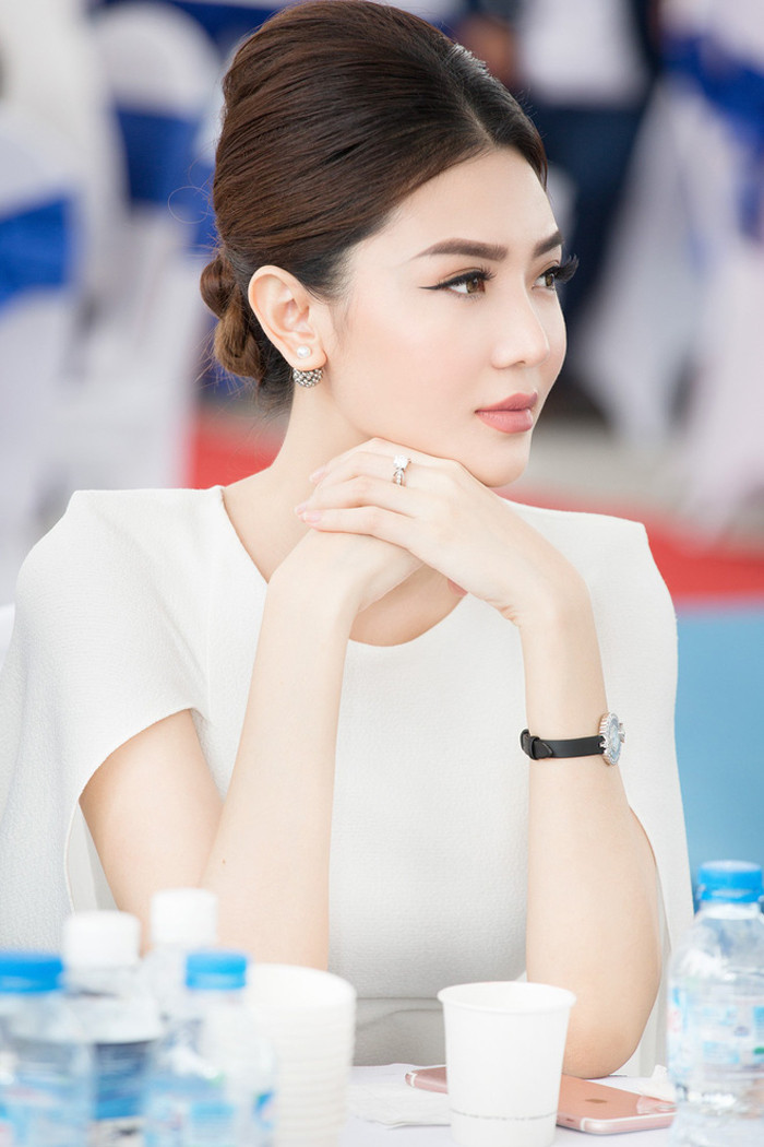 Cô cũng đánh giá cao những công nghệ thông minh, hiện đại được tiên phong áp dụng trong công tác vận hành, quản lý dự án của Sunshine Group. Qua ứng dụng App Sunshine, chỉ cần một cú chạm - click trên điện thoại di động, chủ nhân căn hộ có thể đặt mọi dịch vụ từ giặt ủi, mua sắm, dọn vệ sinh đến đặt phòng khách sạn… hay thậm chí là sửa nhà, xem phim…