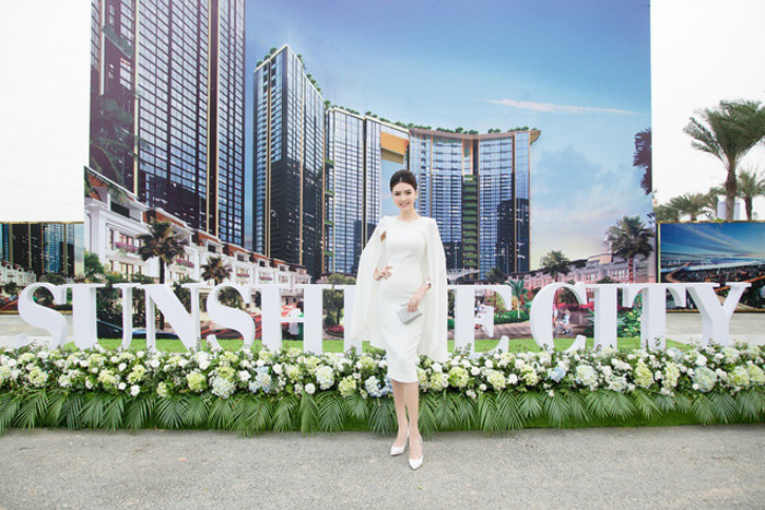 Ngọc Duyên chia sẻ nguyên nhân tham dự lễ ra mắt nhà mẫu Sunshine City là ấn tượng với vị trí đắc địa ven sông Hồng, view hồ Tây của dự án. Tại đây, cư dân được hưởng trọn bầu không khí trong lành, vừa thuận tiện giao thông, lại không quá ồn ào, náo nhiệt như nội đô thành phố. “Thiết kế căn hộ đáp ứng đầy đủ tiêu chí về kiến trúc đô thị hiện đại nhưng vẫn hài hòa với thiên nhiên và thân thiện với môi trường”, Ngọc Duyên cho biết.