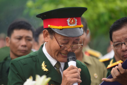 Nguyên Phó trung đoàn trưởng pháo binh E150, sư đoàn F356 - Nguyễn Thế Định đọc điếu văn, tưởng nhớ các liệt sĩ.