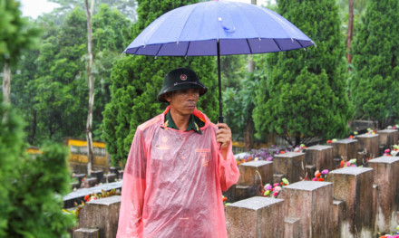 Cựu binh Nguyễn Ngọc Hải đến từ Hưng Yên, đang đi tìm phần mộ của đồng đội. Trong số những đồng đội cùng chiến đấu tại chiến trường Vị Xuyên vẫn còn một đồng chí vẫn chưa tìm thấy mộ khiến ông rất áy náy.