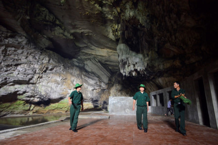 Các cựu binh thăm lại hang Làng Lò nằm cách đài hương 468 khoảng 3km.