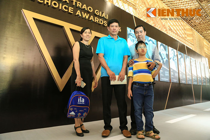 Gia đình "kình ngư" Nguyễn Thị Ánh Viên được mời đến tham dự đêm Gala trao giải WeChoice Awards 2015.