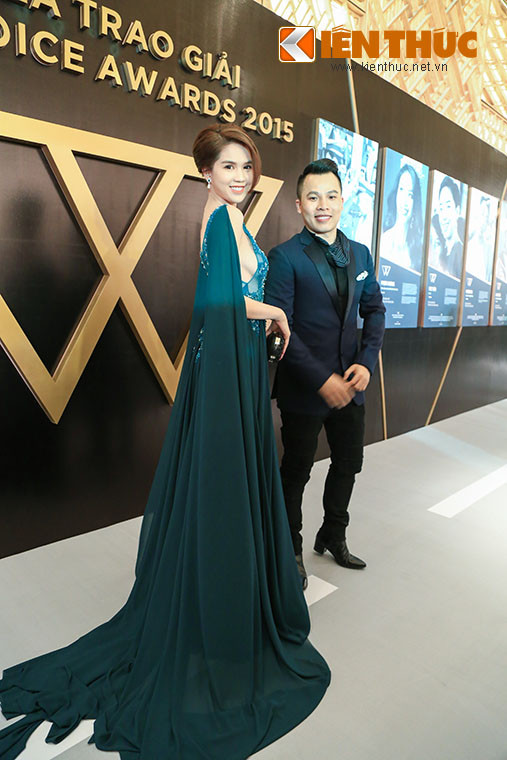 Đêm 26/1, tại TP HCM đã diễn ra Gala trao giải WeChoice Awards 2015 (Người truyền cảm hứng). Bên cạnh các nhân vật truyền cảm hứng, khán giả cùng các khách mời, thảm đỏ của có sự xuất hiện của dàn sao nổi tiếng của làng giải trí Việt. Họ cùng những nhân vật truyền cảm hứng, cùng tất cả mọi người viết lên một cái kết đẹp để khép lại chuyến hành trình đầy nhân văn kéo dài trong suốt 1 tháng vừa qua. Trong ảnh là "nữ hoàng nội y" Ngọc Trinh cùng ông bầu Vũ Khắc Tiệp.