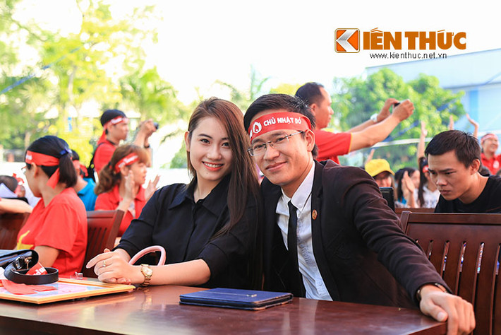 Nam ca sĩ Trần Hữu Kiên cùng bạn gái Nguyễn Huyền Thương rất nhiệt tình khi tham gia ngày hội.