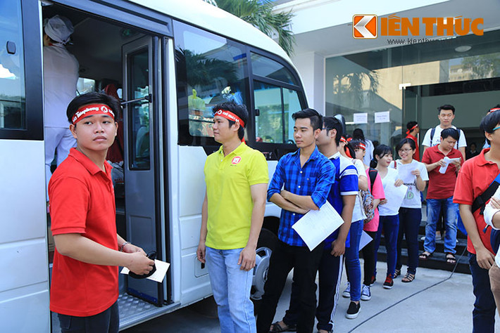 Ngày hội "Chủ nhật đỏ" thu hút hàng ngàn bạn sinh viên tới đăng ký tham dự hiến máu nhân đạo.