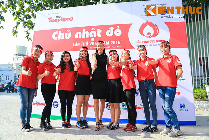 Sáng 3/1/2016, các Hoa hậu, Á hậu cùng nhiều người đẹp, ca sĩ và hàng ngàn sinh viên tại TP HCM đã hào hứng tham gia vào ngày hội hiến máu nhân đạo "Chủ nhật đỏ" lần thứ 8 do báo Tiền Phong phối hợp cùng Trung tâm hiến máu nhân đạo TP HCM, bệnh viện Chợ Rẫy, công ty CPPT Hùng hậu cùng Đoàn trường Đại học Văn Hiến tổ chức.