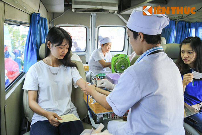 "Là người trẻ, em rất mong muốn góp sức mình chia sẻ những giọt máu để giúp đỡ những người đang cần máu trên cả nước" - bạn Huỳnh Thy - SV trường ĐH Văn Hiến chia sẻ.