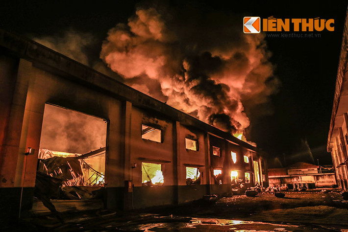 Đêm ngày 19/1, xảy ra vụ cháy kho sơn ở Bình Dương cực lớn. Đến 22h30, lực lượng PCCC Bình Dương đã khống chế hoàn toàn ngọn lửa lớn bao trùm cả kho chứa sơn rộng chừng 2000m2 của công ty Tien Yu E (100% vốn Đài Loan) tại phường Tân Hiệp, TX. Tân Uyên, Bình Dương.