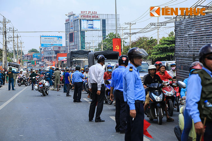 Hàng chục nhà dân xung quanh đám cháy được lệnh sơ tán ra khỏi khu vực nguy hiểm, hiện trường được phong toả nghiêm ngặt với bán kính rộng.