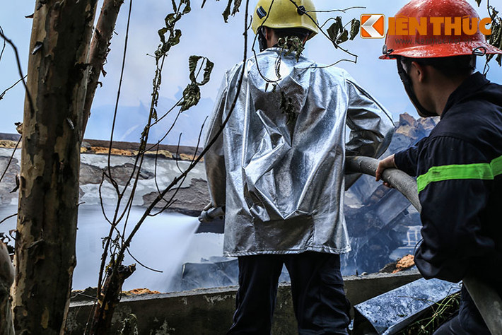 Do đám cháy rất lớn nên lính cứu hoả phải chia ra nhiều hướng tiếp cận để phun nước vào bên trong dập lửa.