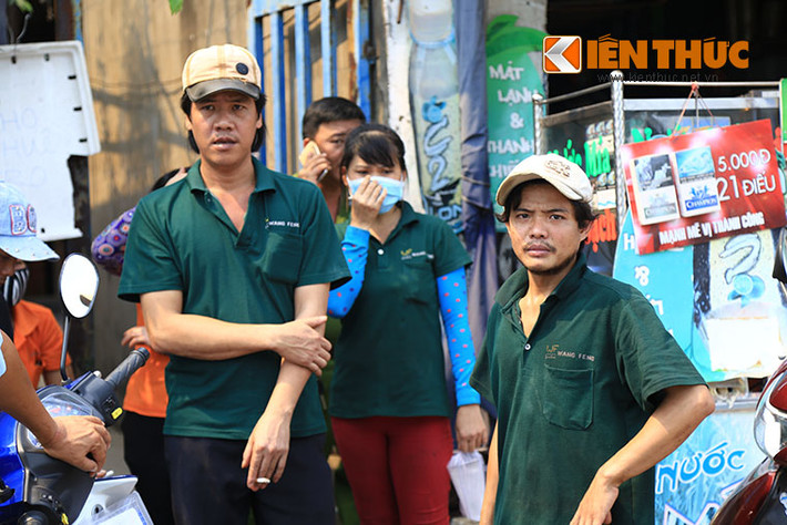 Theo các công nhân của công ty kể lại, ngọn lửa bắt đầu bùng phát vào khoảng 10h trưa tại khu vực chứa sơn và keo của nhà xưởng.