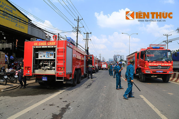 Nhận tin báo, Cảnh sát PCCC Bình Dương đã điều động khoảng 20 xe chữa cháy chuyên dụng cùng hàng trăm cán bộ chiến sĩ xuống hiện trường triển khai công tác dập lửa.