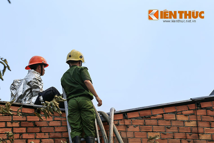 Nước được phun từ trên cao xuống.
