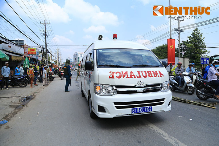 Nhiều công nhân hoảng loạn tháo chạy dẫn đến ngất xỉu, xe cứu thương được điều đến kịp thời để đưa người đi cấp cứu.