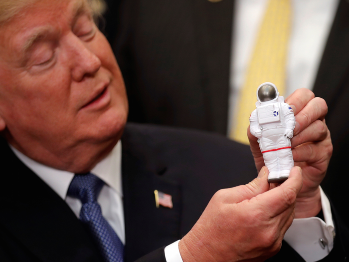 Trump không phải là người xa lạ với các mục tiêu không gian lớn. Trong nhiệm kỳ đầu tiên, ông từng ban hành chỉ thị đưa con người trở lại Mặt Trăng thông qua chương trình Artemis và thành lập Lực lượng Không gian Hoa Kỳ. Những thành tựu này giúp Mỹ củng cố vị trí trong thám hiểm không gian và tạo ra cơ sở cho các sứ mệnh xa hơn.(Ảnh: Business Insider)