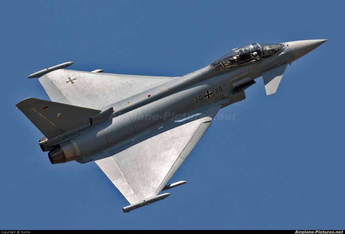 Tuy nhiên hiện tại, con số Eurofighter có thể cất cánh của Đức chỉ khoảng 10 chiếc và trong số đó chỉ 4 chiếc có khả năng được trang bị đầy đủ vũ khí. Rõ ràng đây là một tổn thất cực kỳ lớn với NATO vì khó có quốc gia nào có lực lượng máy bay đủ nhiều để bù đắp vào con số khoảng 80 chiếc chiến đấu cơ bị thiếu hụt này của Đức. Nguồn ảnh: Airplanes.