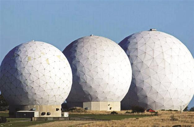 Chưa hết, ở lãnh thổ của Thổ Nhĩ Kỳ, phía NATO còn cho đặt tiếp một tổ hợp radar cảnh báo sớm đời mới từ năm 2012 theo kế hoạch triển khai hệ thống phòng thủ tên lửa sát biên giới phía Tây của Nga được cựu Tổng thống Mỹ Obama phê duyệt từ năm 2009. Nguồn ảnh: Greanville.
