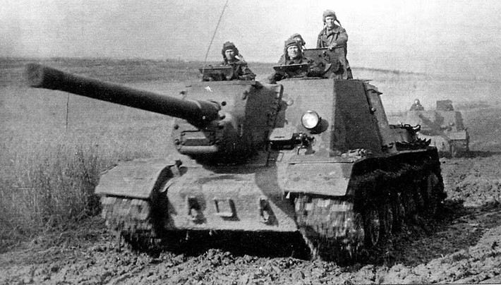 Đầu tiên là pháo tự hành ISU-122, được xếp vào loại pháo tự hành chống tăng trong Chiến tranh Thế giới thứ 2, tuy nhiên vai trò của khẩu pháo tự hành này ban đầu không chỉ để dành cho chống tăng. Nguồn ảnh: Wiki.