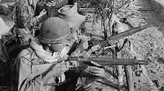 Điều đáng nói ở đây đó là khi này, những khẩu MAS 36 rõ ràng đã trở nên lỗi thời, không còn đủ khả năng đối đầu với những khẩu súng trường tấn công tự động hoặc ít nhất là bán tự động trên chiến trường. Nguồn ảnh: Flickr.