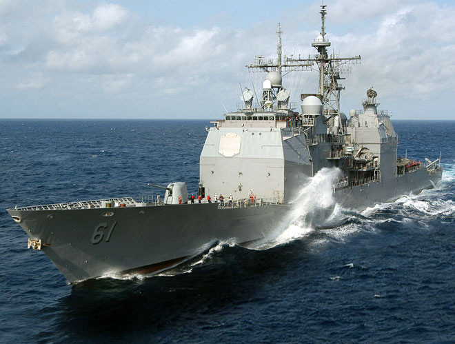 Ngoài khơi vùng biển Địa Trung Hải là tuần dương hạm hộ vệ tên lửa USS Monterey (CG-61) được Hải quân Mỹ tách từ Hạm đội 7 chuyển tới vùng biển này với duy nhất một nhiệm vụ đó là "chĩa tên lửa vào đất Nga". Nguồn ảnh: USNI.