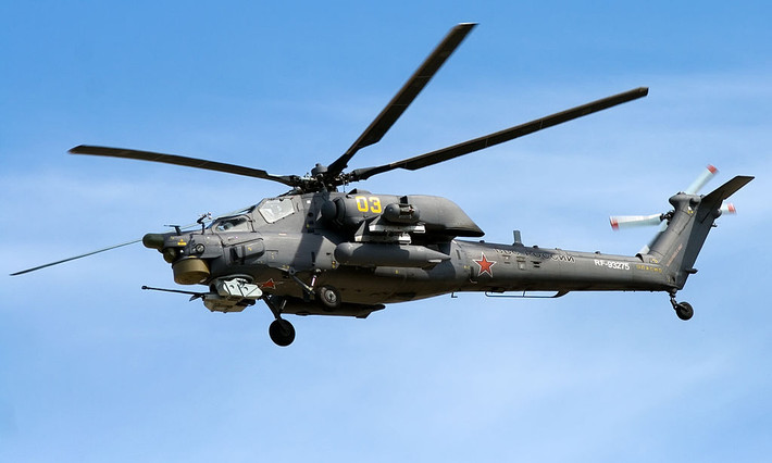 Tiếp đến là 4 chiếc trực thăng tấn công loại Mi-28. Đây là loại trực thăng tấn công trong mọi điều kiện thời tiết, hoạt động được cả ban ngày lẫn đêm hiện đại và nguy hiểm bậc nhất của Nga hiện nay. Nguồn ảnh: Wiki.