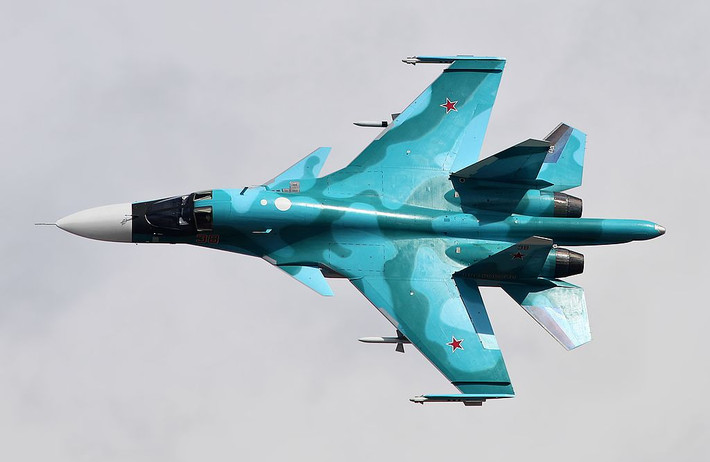 Kế đó là 4 chiếc Su-34 - loại máy bay có màn thể hiện cực kỳ ấn tượng ở Syria trong thời gian vừa qua, vốn dĩ mới gia nhập biên chế Không quân Nga từ năm 2014. Nguồn ảnh: Wiki.