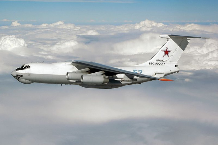 Theo sau đội hình ba chiếc máy bay ném bom Tu-95 là một máy bay tiếp liệu Il-78 được thiết kế dựa trên thiết kế của chiếc Il-76. Nguồn ảnh: Wiki.