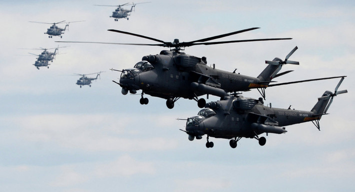 Theo ngay sau các trực thăng Ka-52 là tốp 4 trực thăng Mi-35. Đây là loại trực thăng chiến đấu chở quân được phát triển từ phiên bản của trực thăng Mi-24. Nguồn ảnh: Wiki.