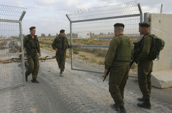 Lính Ai Cập và lính Israel tại khu vực biên giới giữa hai nước này. Nguồn ảnh: Defence.