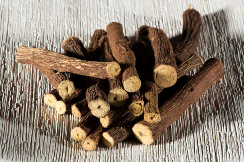 11. Gốc cam thảo Ngoài hoa cúc Đức (German Chamomile), cam thảo cũng là một vị thảo dược trong một loại thuốc dân gian của người Đức. Người Đức cho rằng chúng có tác dụng chống viêm, chống oxy hóa và loại trừ gốc tự do. Vì vậy, gốc cam thảo được dùng để điều trị chứng trào ngược axit dạ dày. Một nghiên cứu tiến hành với 80 bệnh nhân đang điều trị trào ngược axit sử dụng cam thảo trong 3 tuần liên tiếp. Kết quả cho thấy có những dấu hiệu cải thiện đáng kể đối với 75% những bệnh nhân loét dạ dày. Điều này cho thấy rễ cam thảo có thể điều trị triệu chứng trào ngược axit.