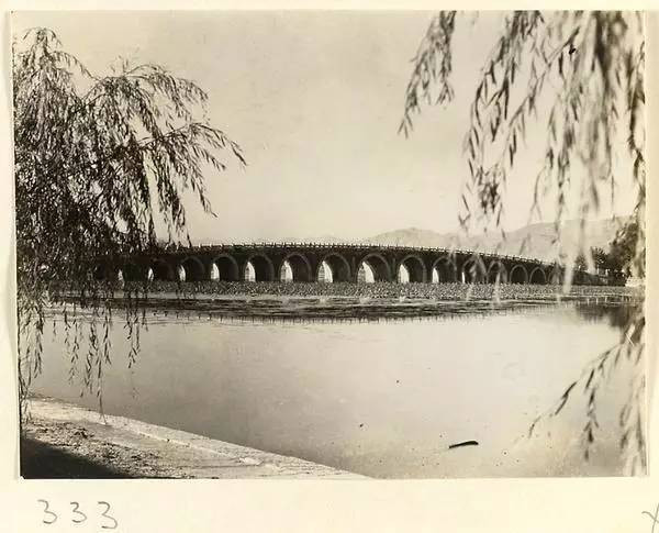 Cầu thập thất khổng trong Di Hòa Viên.