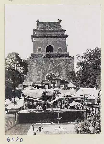 Rong ruổi trên chiếc xe đạp với ống kính trên tay, nữ nhiếp ảnh Hedda Morrison đã ghi lại những khoảnh khắc vô cùng giá trị về thành cổ Bắc Kinh xưa. Trong ảnh là khu vực trước Chung Lâu.