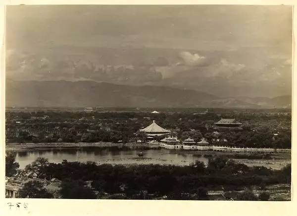 Đình Ngũ Long trong công viên Bắc Hải.