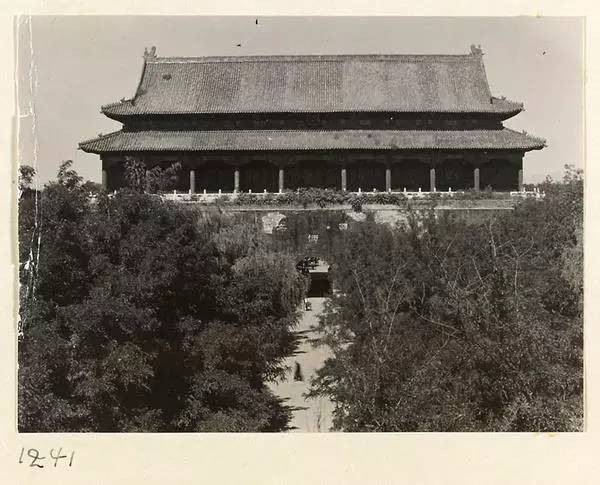 Nữ nhiếp ảnh gia Hedda Morrison người Đức (1908-1911) đã có 13 năm sống tại Trung Quốc. Đôi chân có chút dị tật không ngăn nổi đam mê khám phá các vùng đất của bà. Trong ảnh là Ngọ Môn, Tử Cấm Thành.