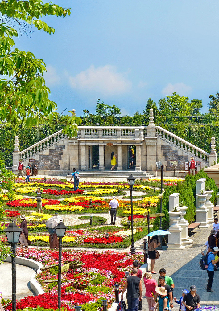 Bà Nà cũng sẽ quy hoạch hoa tổng thể. Vườn hoa Le Jardin’D Amour sẽ được các chuyên gia Pháp thiết kế theo một hành trình khám phá những câu chuyện cổ tích kỳ thú được thêu vẽ từ hoa. Làng Pháp sẽ là nơi hội tụ của những loài hoa đến từ Paris hoa lệ, Khu văn hóa tâm linh sẽ là một sưu tập gồm các loài hoa mang ý nghĩa nhân văn phương đông. Bà Nà Hills là quần thể du lịch, vui chơi, giải trí, nghỉ dưỡng do Tập đoàn Sun Group làm chủ đầu tư. Năm 2014, nơi đây được bình chọn là điểm tham quan du lịch hàng đầu Việt Nam.