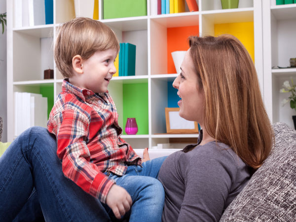 Các chuyên gia khuyên rằng cha mẹ hãy tỏ ra thân thiết và nhường nhịn những đứa trẻ khiếm khuyết này nhiều hơn những đứa trẻ bình thường khác vì trẻ em thiểu năng trí tuệ thường rất nhạy cảm.