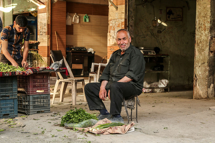 Người đàn ông lớn tuổi mang rau ra bán ở thị trấn Syria bị bao vây.
